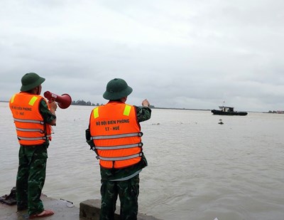 View - 	Thừa Thiên Huế cấm tàu thuyền ra khơi để ứng phó với áp thấp nhiệt đới